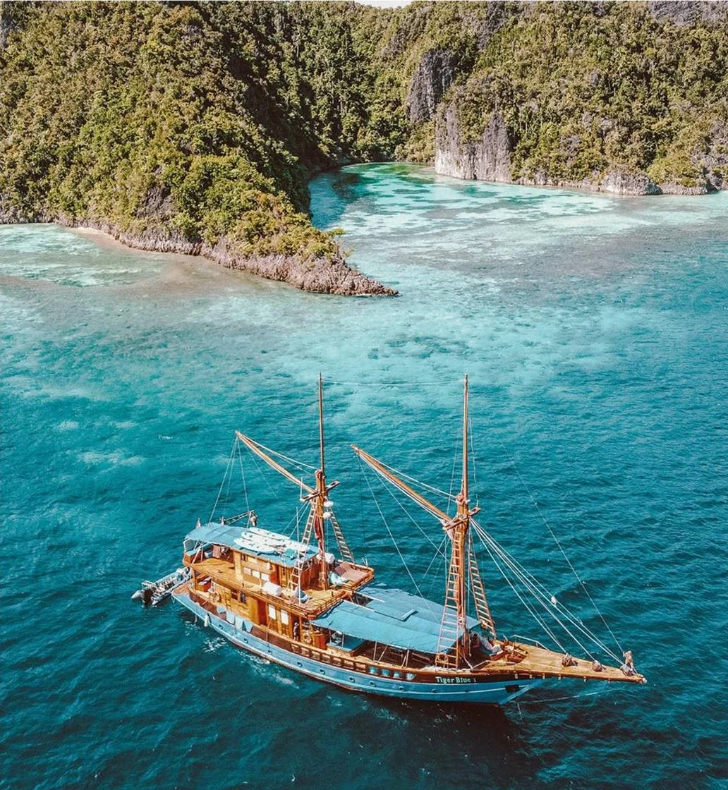 Kapal phinisi di perairan Indonesia